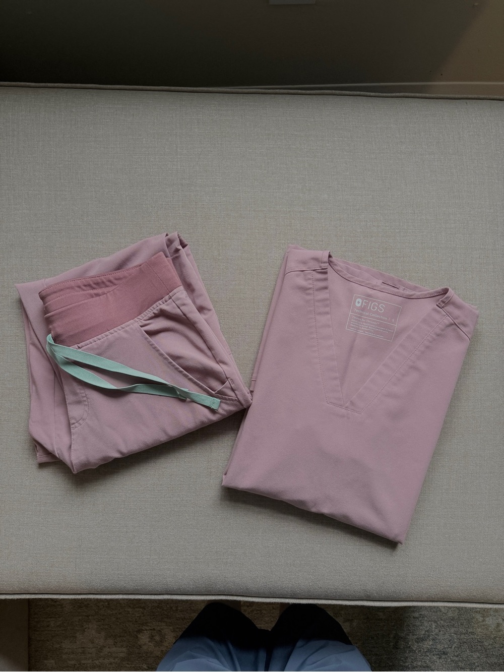 FIGS Mauve Jogger Scrub Set